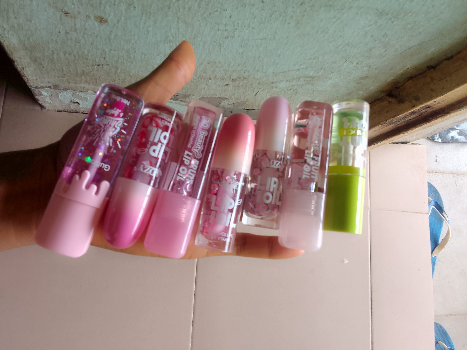 Fruity scented moisturizering lip gloss